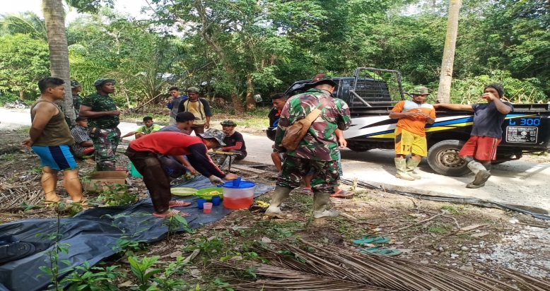 Satgas TMMD ke-108 Berbincang Santai Disaat Jam Istirahat