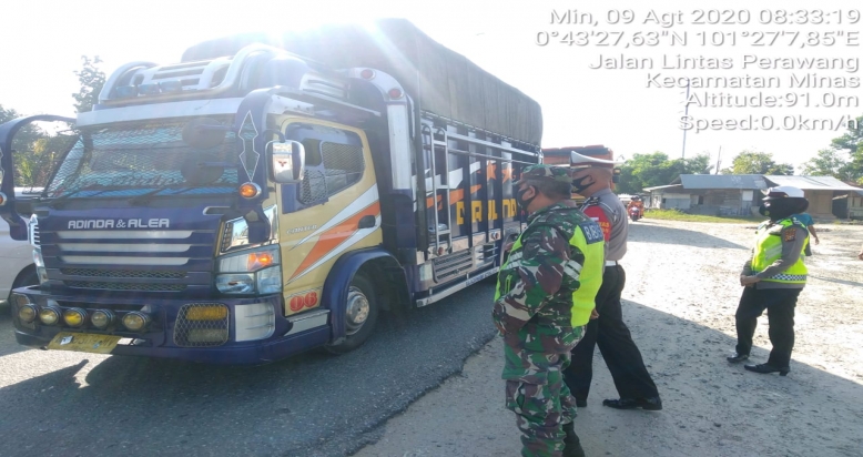 Penerapan Adaptasi Kebiasaan Baru  Warga, Babinsa Lakukan PAM Di Simpang Perawang Minas