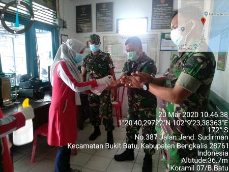 Kapten inf Tarman Lakukan Penyemprotan Disinfektan Untuk Cegah COVID-19 Areal Makoramil 07/Bukitbatu