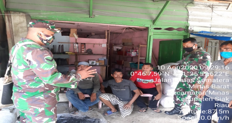 Babinsa dan Warga Patroli Karlahut di Kampung Teluk Lancang Kecamatan Sei Mandau