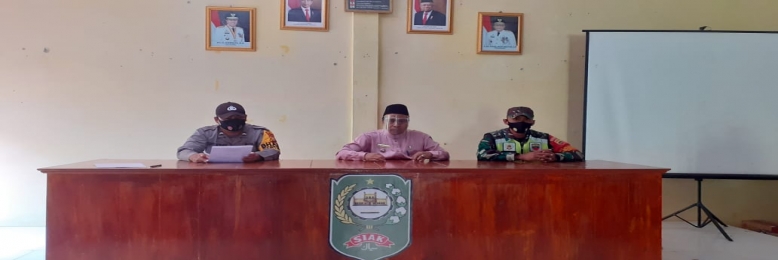 Babinsa Kodim 0303/Bengkalis Koramil 09/Minas Pantau Pembagian Sembako Ke Warga Kp Banca Umbai