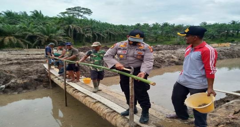 Kapolsek Kerumutan Ikut Goro di Desa Beringin Makmur 