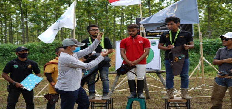 Kadispora Riau  H. Boby Rachmat Menyerahkan Medali Streaming Competititon PORDASI 2020