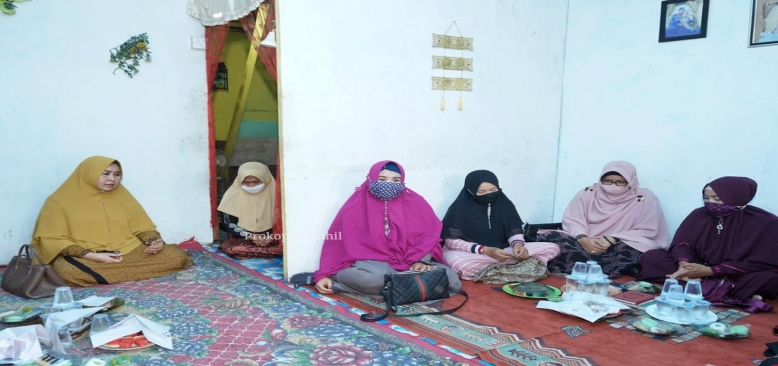 Salah Seorang Anggota MNU Meninggal Dunia, Ketua MNU Inhil Hj.Zulaikhah Wardan Lakukan Takziah ke Rumah Duka