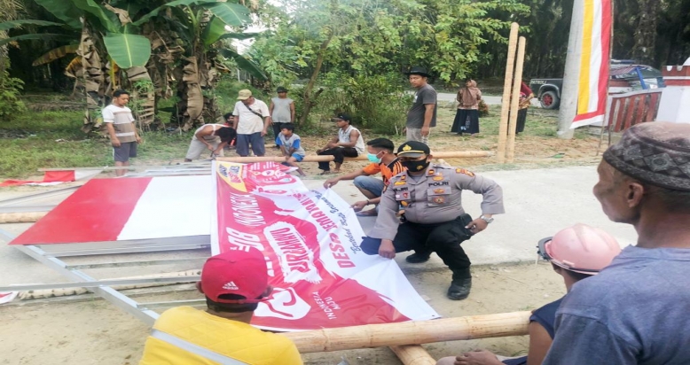 Kapolsek Kerumutan Bersama Warga Antusias Sambut HUT - RI 75 Dan Cegah COVID-19