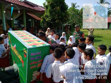 Babinsa Edukasi Pustaka Keliling Sasaran SDN 10 Sei Tengah Siak