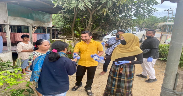 Hambat Penyebaran Covid-19, Maliki Bagikan Ribuan Cairan Disinfektan