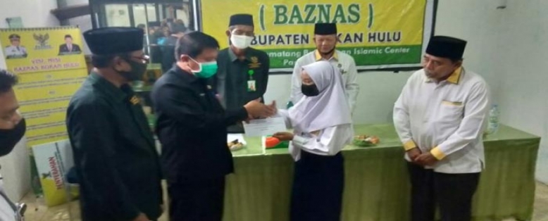 Total Rp642 Juta Bantuan Pendidikan di Serahkan, Pesan Sekda Rohul: Gunakan Bantuan Ini Sebaik Baiknya