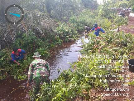 Goro Bersihkan Parit dan Badan Jalan Capai 700 Meter Di Kampung Parit I/II Sungai Apit