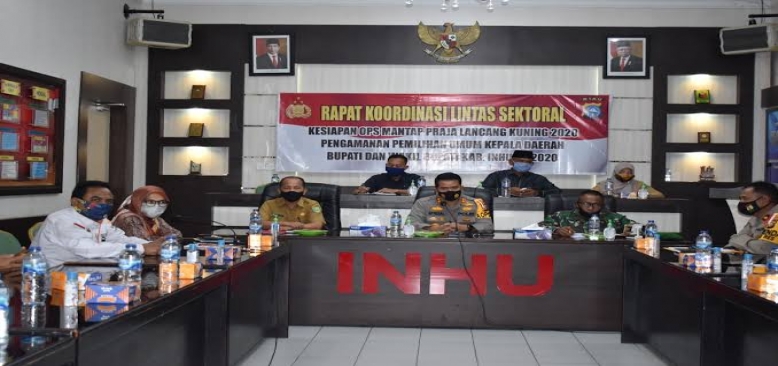 Realisasikan Program PJU, Kapolres Inhu Serahkan Buku Panduan protokol Kesehatan 