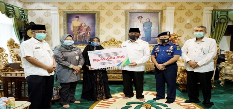 Bupati Inhil HM.Wardan Serahkan JSK BPJS Ketenagakerjaan Rp 42 Juta Kepada Anggota Balakar