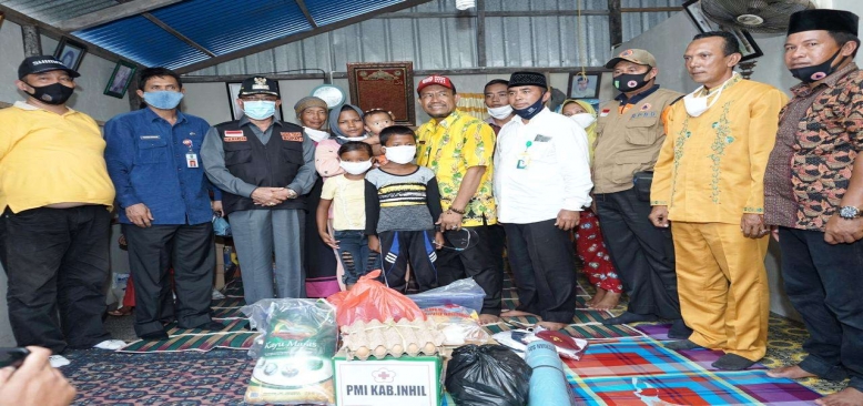 Bupati HM.Wardan Serahkan Bantuan Kepada Keluarga Korban Laka Laut