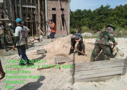 Warga Goro Bersama TNI Cor Tiang Mesjid Al taiyibin Dusun Sungai Kolam Rupat