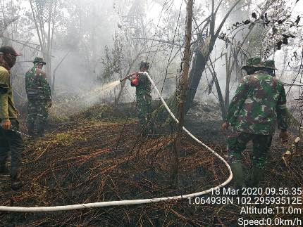 Lahan Kosong Terbakar Di Desa Bagan Melibur Danramil 08/Merbau Turun Padamkan Api