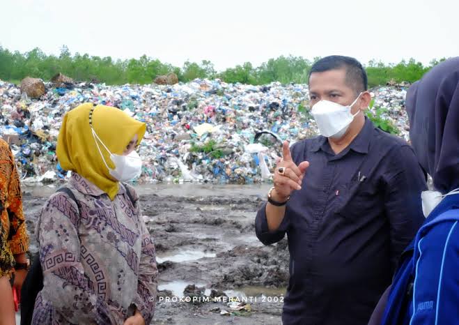Dinas Lingkungan Hidup Sukses Uji Coba Paving Blok dari Limbah Plastik