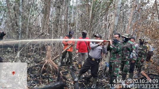 K apten inf Sagino Danramil 05/Rupat Berjibaku Bersama Tim Gabungan Tak Kenal Lelah Padamkan Api