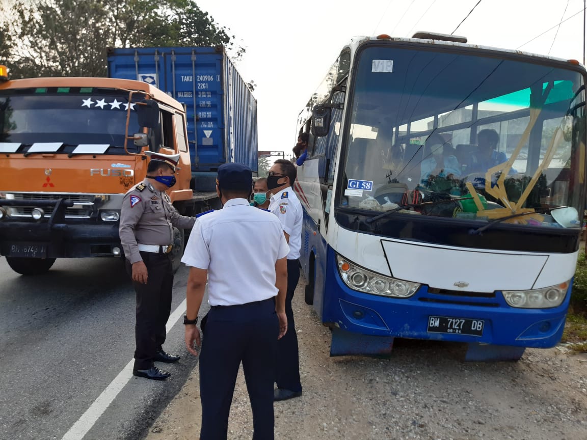 Bersihkan Jalan Menuju Ladang Warga Bersama TNI Goro Agar Akses Lebih Lancar