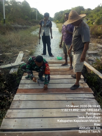 Warga Bersama Babinsa Perbaikan Jembatan Di Desa Putri Puyu Merbau