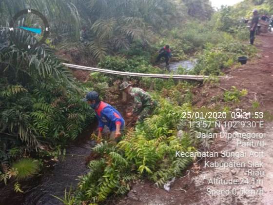 Kebersihan Saluran Air dan Badan Jalan Tujuan Goro Warga Bersama TNI