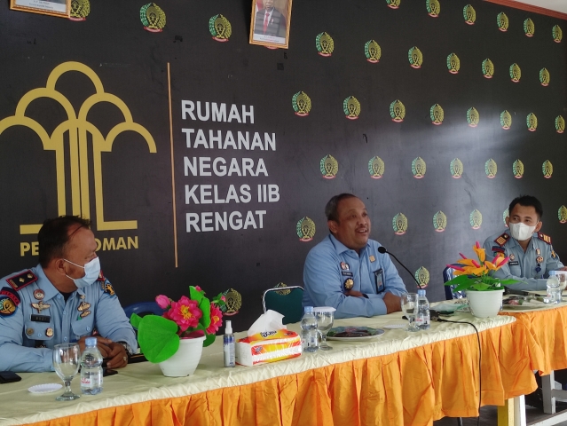 Kunjungi Ke Rutan Rengat, Kakanwil Kemenkum Ham Riau  Jaga Kekompakan dan Tetap Sop
