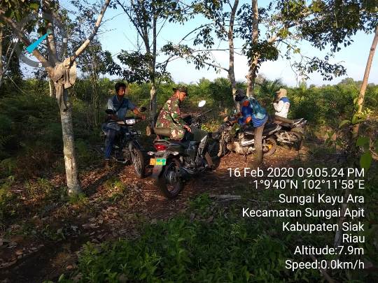 Babinsa Bersama MPA Patroli Karhutla Mengingatkan Warga Antisipasi Kebakaran