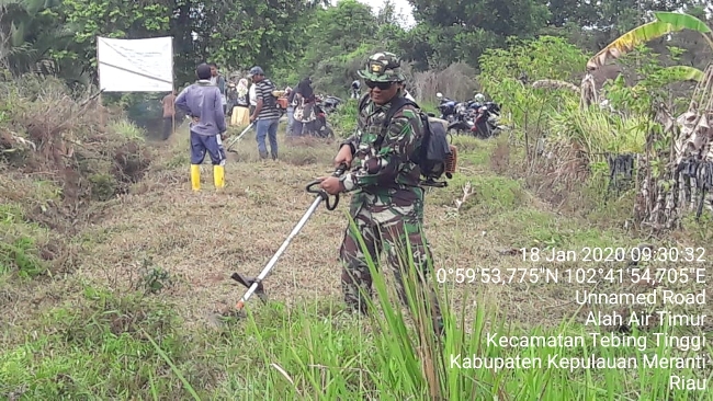 Karya Bhakti  TNI  dan Warga Bersihkan  Badan Jalan 350 meter Selesai