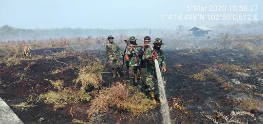 Dua Danramil  Pimpin Anggota Berupaya Padamkan Api Bersama Tim Gabungan Karhutla