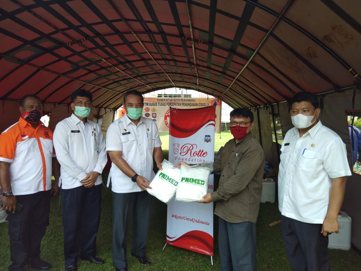 Rotte Foundation Salurkan APD ke Gugus Tugas Covid -19 Kota Pekanbaru