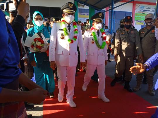 Tiba di Selatpanjang Bupati dan Wakil Bupati Meranti H.M Adil-H. Asmar Disambut Sekdakab. Meranti, Forkopimda dan Masyarakat 