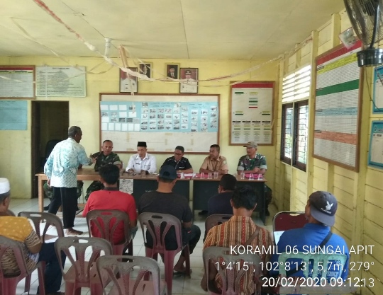 Kumpulkan Perangkat Kepenghuluan Teluk Mesjid Danramil 06/Siakkecil Kapten Inf Sabar Riswanto Sosialisasi Karhutla