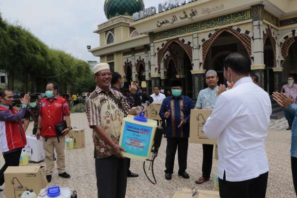 Wako Firdaus Serahkan Disinfektan dan APD ke Imam Masjid Paripurna