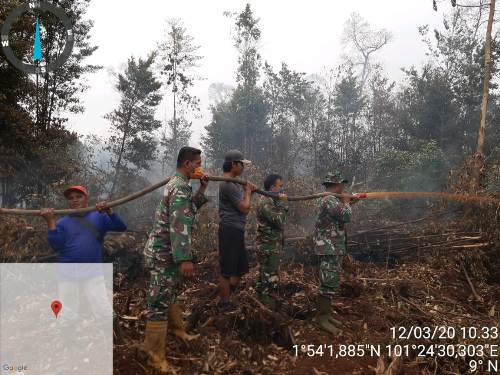 Kebakaran Hutan dan lahan Antara Desa Darul Aman PT Pratama Rupat Masih Berlangsung
