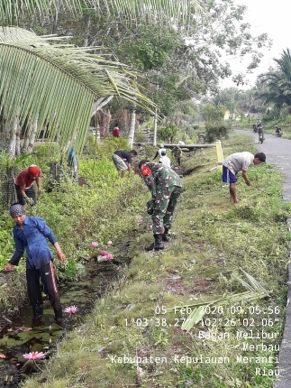 Parit  Ditutupi Semak di Desa Bagan Malibur Di Bersihkan TNI Bersama Warga
