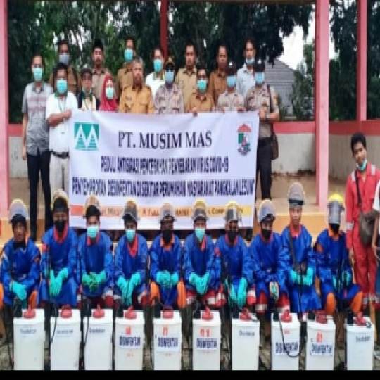 Camat Pangkalan Lesung Bersama PT Musim Mas Adakan Penyemprotan Disinfektan