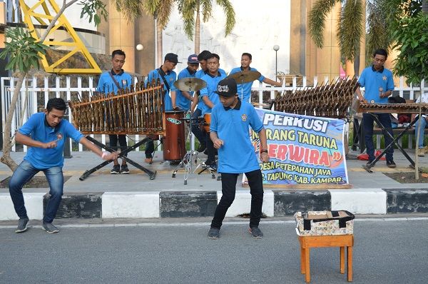 Tim Perkusi Karang Taruna Perwira Desa Petapahan Jaya, Hibur Rakyat dengan Alunan Musik Tradisional  