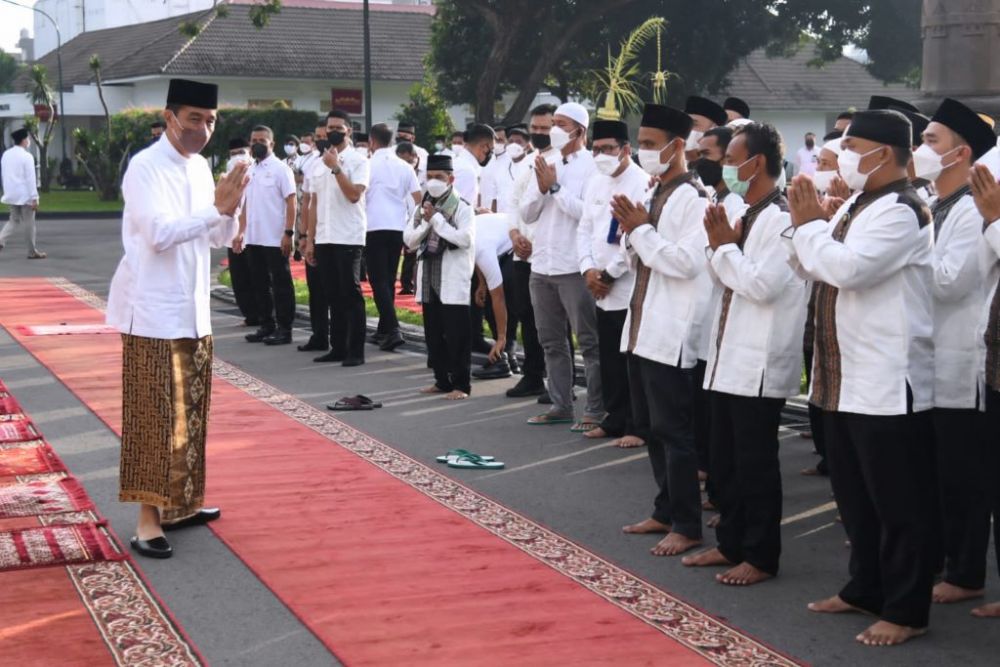Presiden Jokowi dan Ibu Iriana Salat Idulfitri di Halaman Istana Yogyakarta