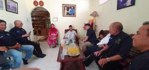   PWI Riau Jenguk Para Wartawan Senior yang Sakit dan Berbagi