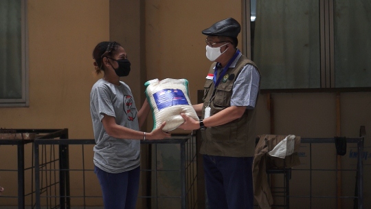 Unri Distribusi Bantuan Kebutuhan Harian Bagi Mahasiswa Terdampak Covid-19