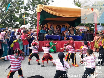 Tingkatkan Kebersihan Lingkungan Anggota TNI Bersama Warga Kampung Buatan Dua Bersihkan Sampah