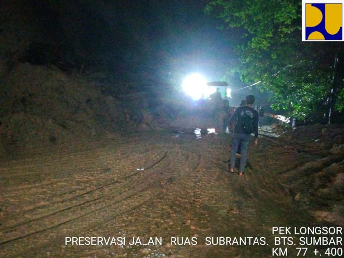 Ruas jalan Riau-Sumbar Longsor di wilayah Desa Merangin, Kecamatan Kuok, Kampar