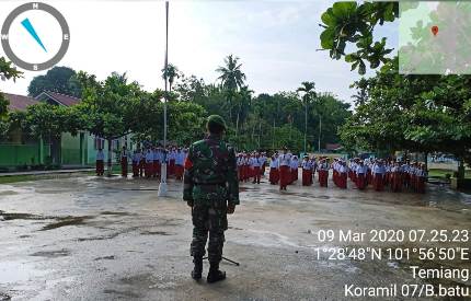 Upacara Bendera Di SDN 05 B Laksamana Babinsa Serda Ode Karim Didaulat Sebagai Irup