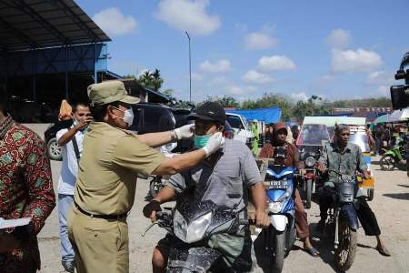 Bupati Rohul, Sukiman Serbu Pasar Dan Jalan Raya Untuk Bagikan Masker Kepada Masyarakat
