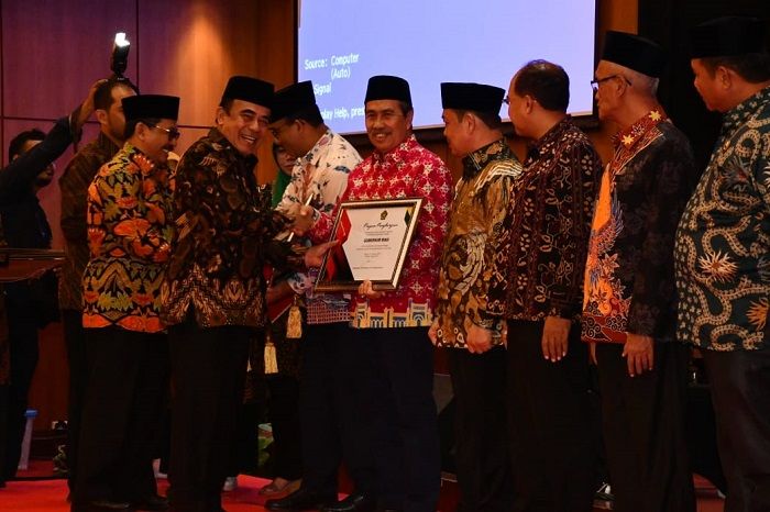 Gubri Syamsuar Menerima Penghargaan dari Menag Fachrul Razi
