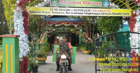 Anggota Koramil 01 Bengkalis Kunjungi SDN 01 Menjadi Pustaka Keliling