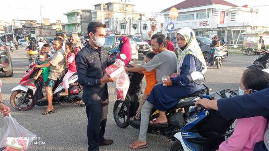 Anggota DPRD Rohul Karneng Dimara Lubis Bagi - Bagi Takjil Nasi Kotak