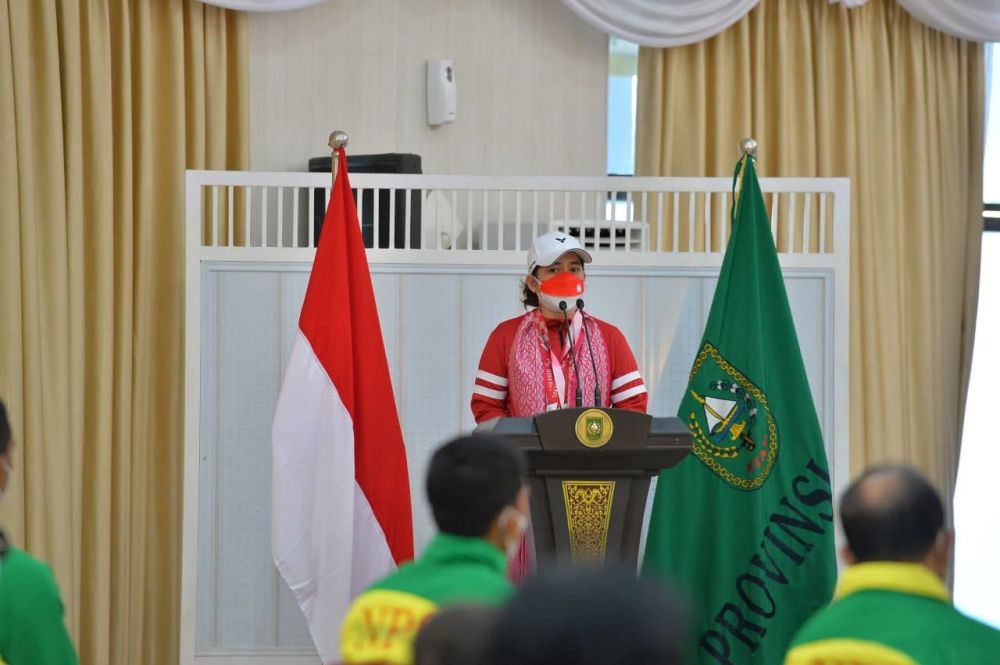 Leani Ratri Oktila Terima Sagu Hati dari Pemprov Riau