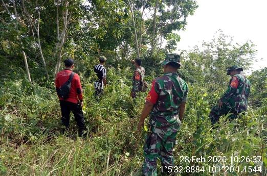 Tiga Anggota Koramil 04/Mandau Patroli Desa Pangkalan Libut Antisipasi Karhutla