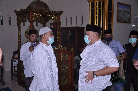 Bupati Inhu Melaksanakan Shalat Tarwih Bersama Masyarakat Sukajadi